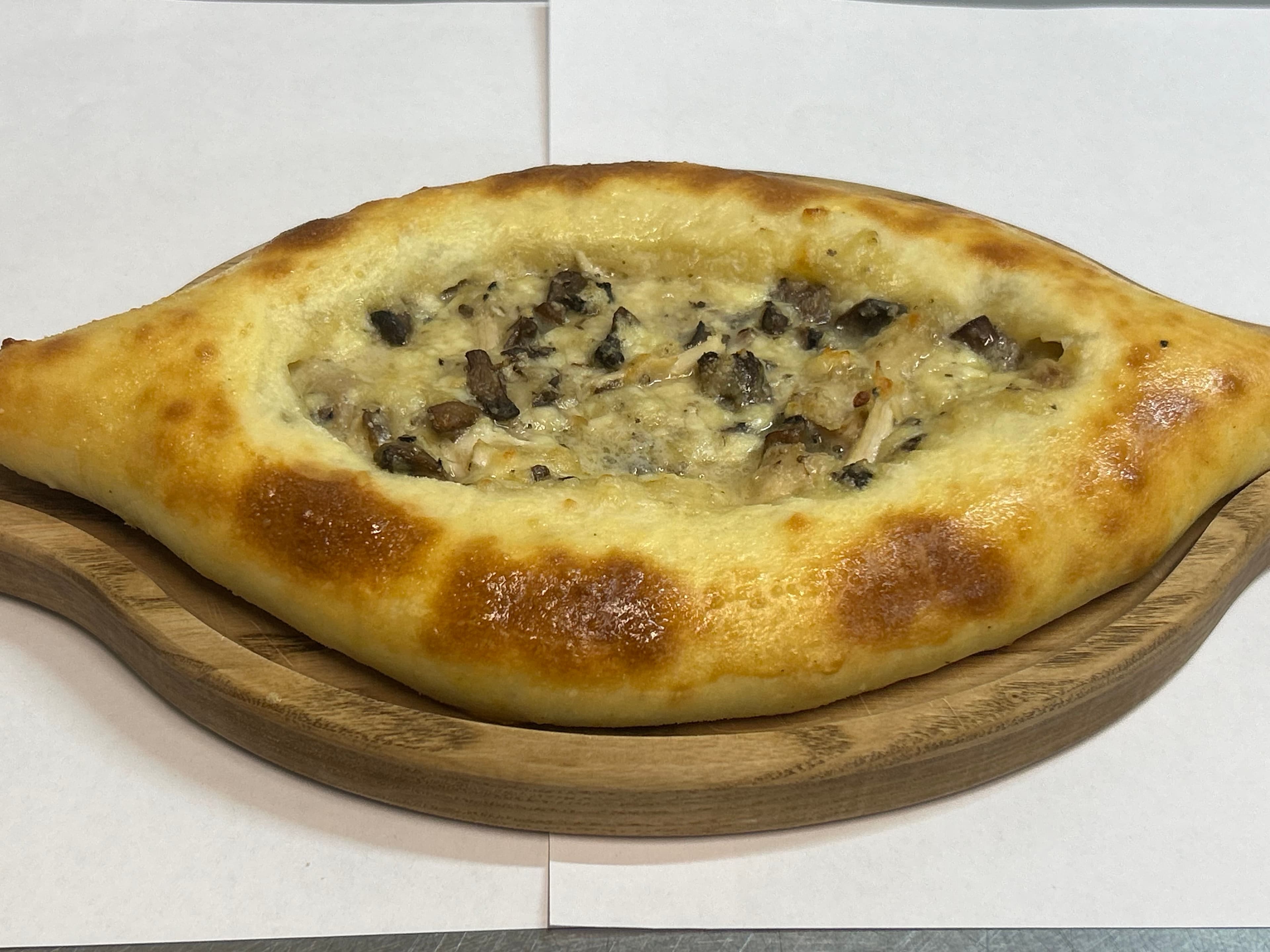 Лодочка с курицей, грибами и сыром